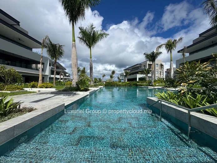 Modern Ground-Floor Apartment with Large Veranda and Pool