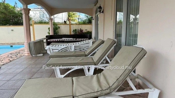 Appartement à louer à Grand Baie avec piscine commune, vue mer du balcon d'en haut. Prix : Rs 25 000