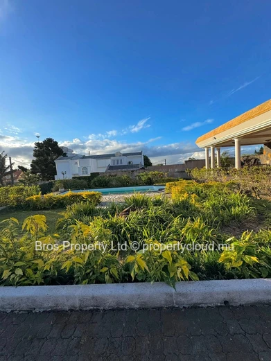 Villa 4 chambres à louer - Floreal, Curepipe | 110 000 roupies par mois | Terrain de 50 perches | 6 000 pieds carrés