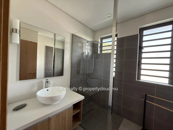 À vendre : Appartement contemporain en rez-de-chaussée à Trou aux Biches, Île Maurice