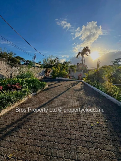 Villa 4 chambres à louer - Floreal, Curepipe | 110 000 roupies par mois | Terrain de 50 perches | 6 000 pieds carrés
