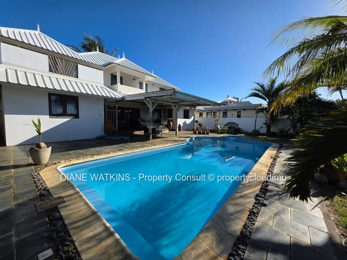 Spacieuse Villa Meublée de 6 Chambres avec Maison d’Amis, Piscine Privée et Jardin dans un Quartier Résidentiel Prisé