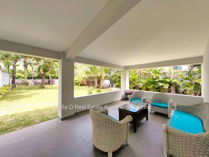 Dispo au 15 Janvier. Jolie pieds dans l'eau privatif pour cette belle villa spacieuse, fraichement rénovée, fonctionn...