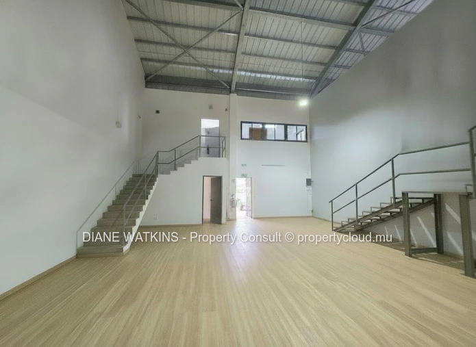 Entrepôts à louer à Bambous – Espace industriel sécurisé avec bureau, cour de stockage et excellent accès à l'autoroute