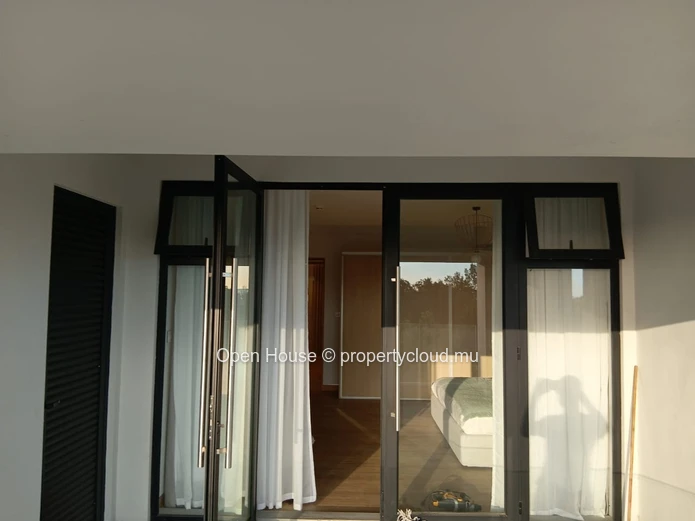 Appartement R+2 à vendre à Grand Baie, 150m², 3 chambres, vue montagne, meublé, climatisé, parking gardé, accessible ...