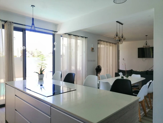 A VENDRE BIEN EXCEPTIONNEL -Maison moderne de 4 chambres avec piscine à Pereybere
