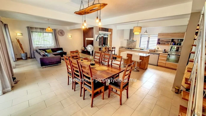Modern 4-bed house in a beautiful garden