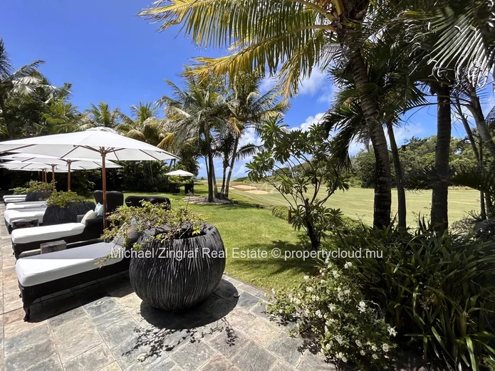 A serene haven with golf and sea view!