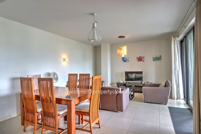 Bel appartement de trois chambres avec terrasse et vue sur la mer