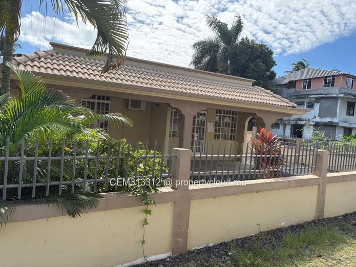  12 Perches Land with Villa for Sale – Pereybere 
