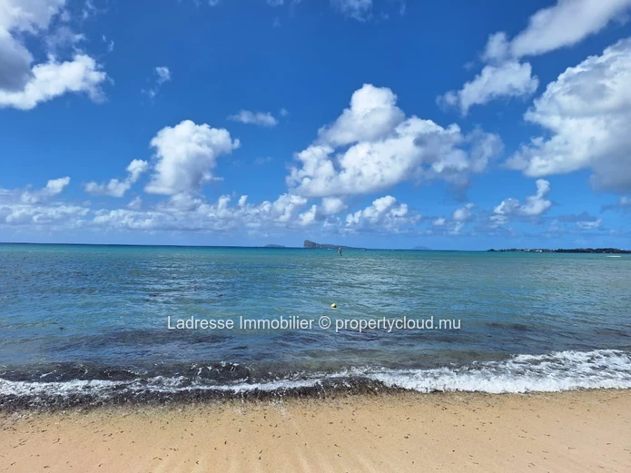 Exclusivité À vendre – Propriété pieds dans l'eau à Pointe aux Canonniers.