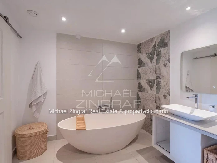 Élégant duplex meublé de 3 chambres en suite avec jardin – Rivière Noire