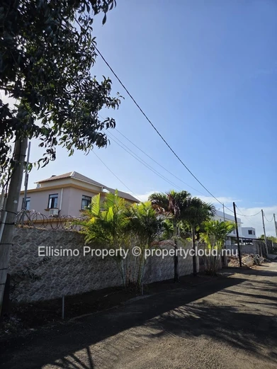 À vendre – Maison 4 chambres avec piscine, CCTV et alarme | Goodlands (Bypass)