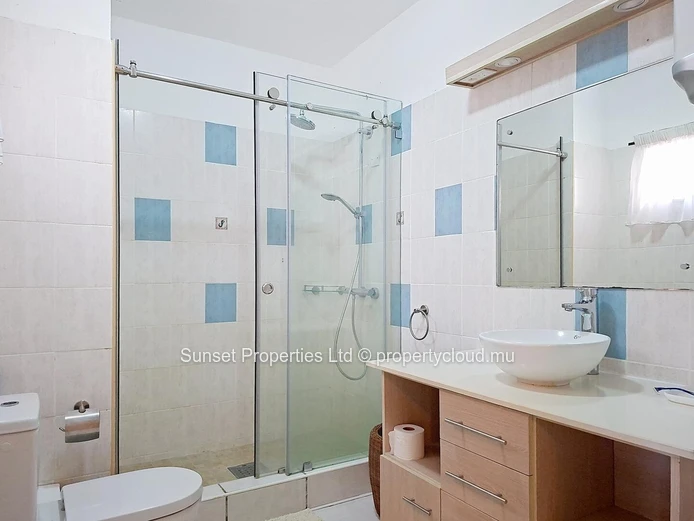 Apartment | Garden-Level | 3 Minutes from the Beach