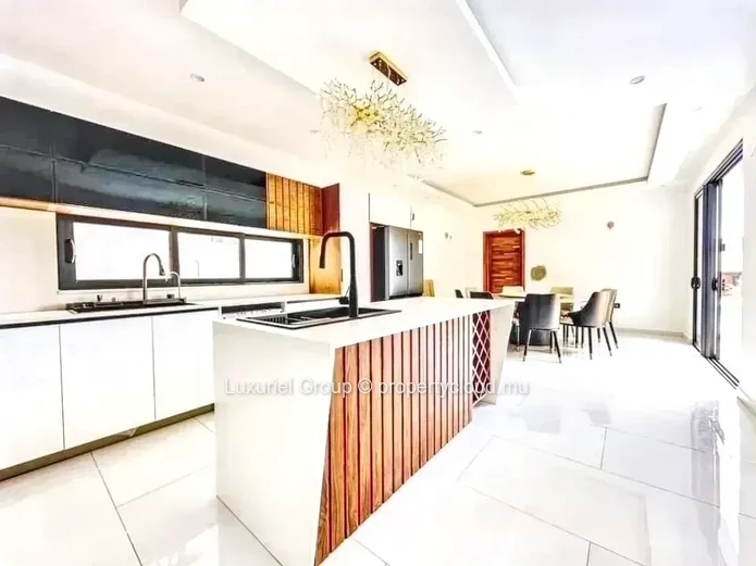 Contemporary Villa T5 Quality Furniture 4Bed Swimming Pool Kiosk