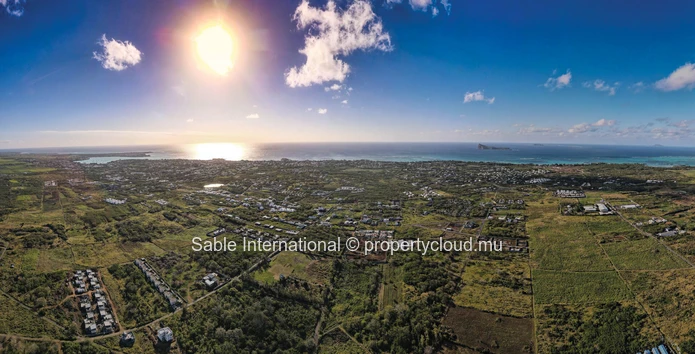 Villa PDS à vendre à Péreybère, 287 m² habitables, 564m² de terrain, 4 chambres, piscine privée