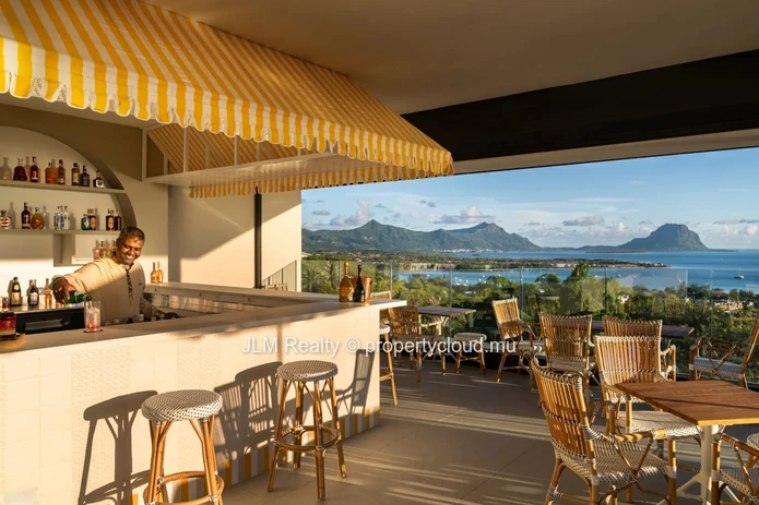Luxueuse villa avec vue à 180° sur la mer et le Morne à vendre à Rivière Noire, Île Maurice