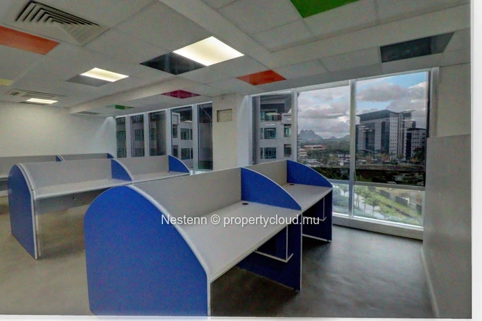 Espace bureau de 1 086 m² dans un centre d'affaires recherché. 