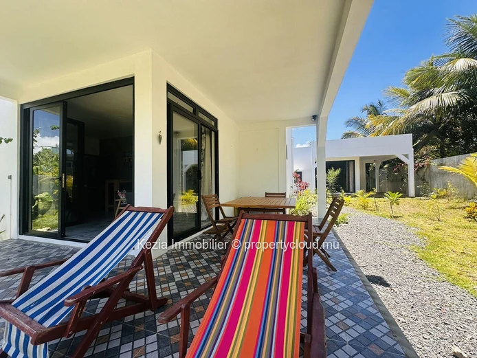 Maisons Tropicales Au Bord De La Rivière