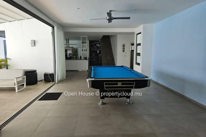 Villa RES, 5 bedrooms, 5 bathrooms, swimming Pool. Avalaible to foreigners. Grand Bay.