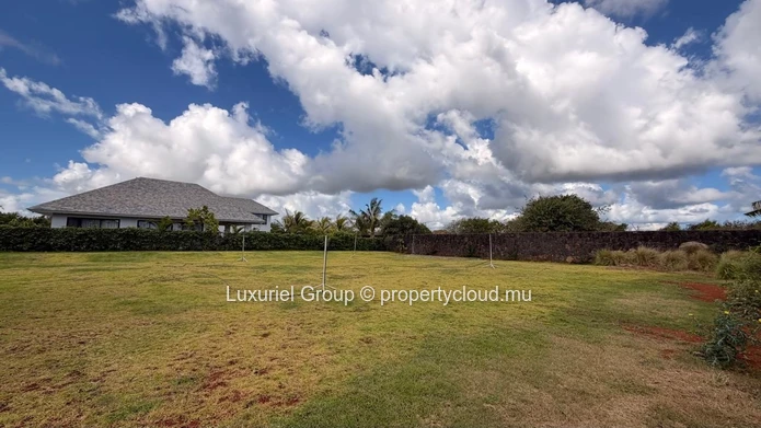 Terrain Résidentiel De 1 200 M² À Vendre En Résidence Sécurisée