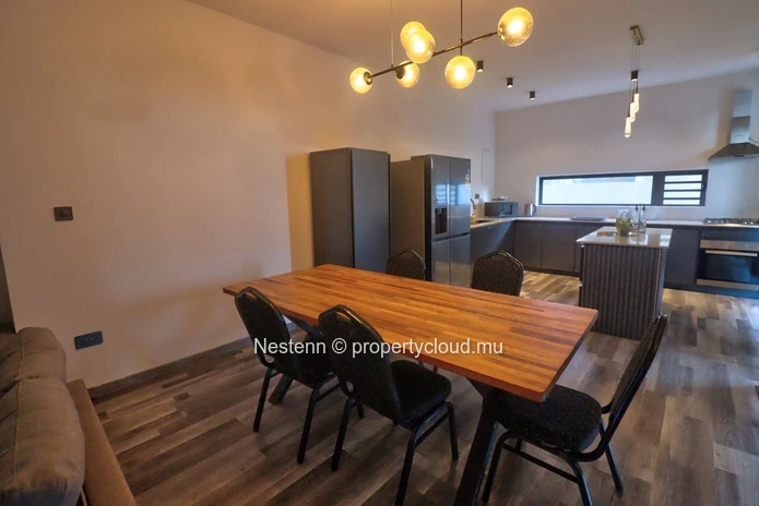 Villa duplex moderne à Côte d'Or avec 4 chambres, 3 salles de bains, vue sur la montagne, cuisine américaine meublée ...