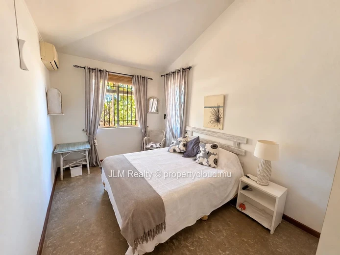 À vendre à Tamarin, Île Maurice : villa avec piscine sur 2 068 m² et vue dégagée sur Le Morne et l’océan