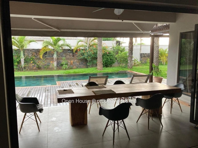 Villa de grand standing d'architecte, 5 chambres, 2 Masters, 4 SDB, piscine 20m, double garage.