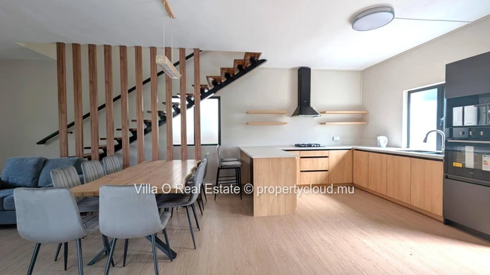 Dans une toute nouvelle résidence sécurisée, exclusive, avec un superbe jardin commun de 2000 m2, jolie maison avec j...