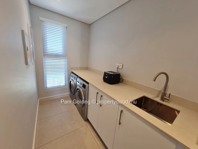 Élégant penthouse de 2 chambres avec terrasse rooftop privée et bassin de rafraîchissement | La Pointe Phase 2 | Poin...