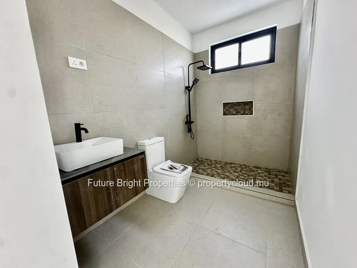 Duplex Moderne De 5 Chambres À Floréal – Neuf & Idéalement Situé
