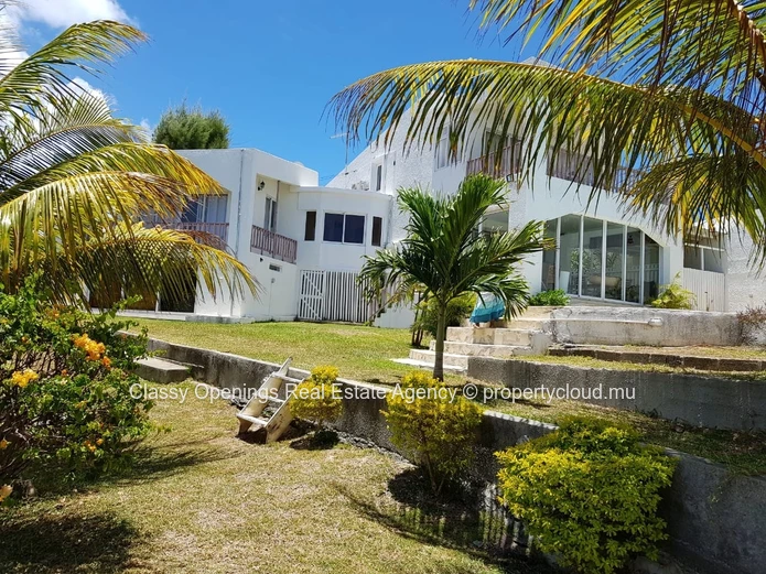 Villa bord de mer à Calodyne — piscine, vue lagon