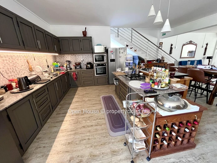 MAURITIAN VILLA in Grand Baie, 300m² living space, 353m² land, 3 bedrooms, office, garden, parking, close to schools,...