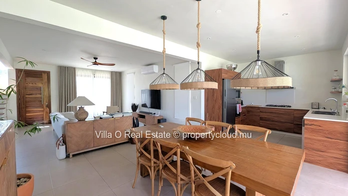 Séduisante maison au look sophistiqué, grâce aux matériaux noble et finitions haut de gamme. La piscine au sel est su...