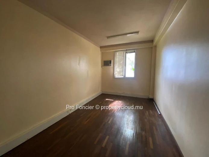 Office for rent in Trianon - Warm and Accessible 151 m² Office Space for Rent with Parking & Highway Access.