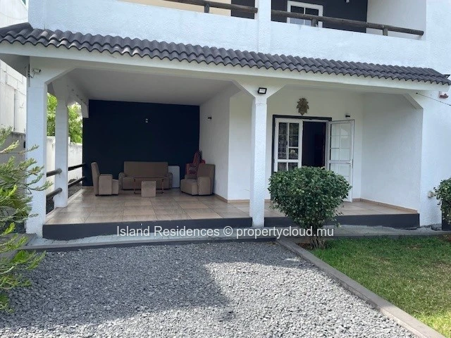 Furnished house in a good residential area. 4 bedrooms, swimming pool and parking.