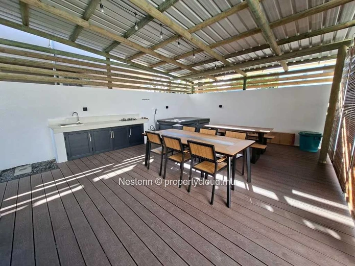 Modern 3 bedroom apartment with sea access.