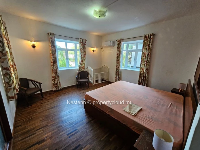 Nestenn present this 3 bedrooms apartment well located in Ville Noire