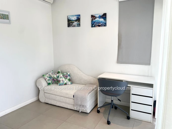 Open Plan 3 Bed Apartment | Minuets away from Beach + Housekeeping