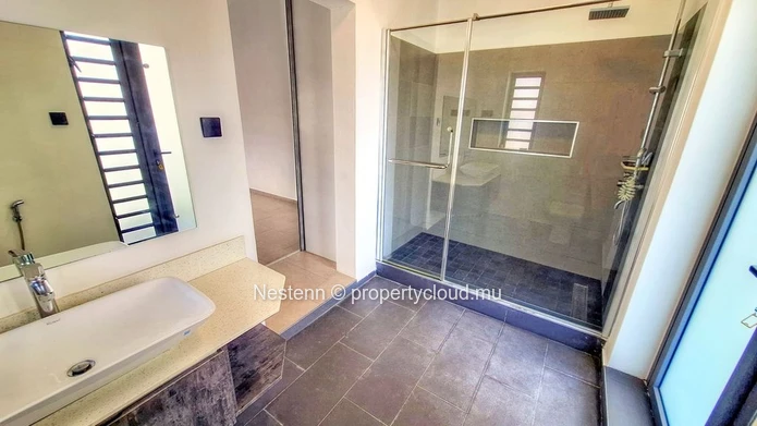 Spacious and bright 4 bedroom villa with its swimming pool