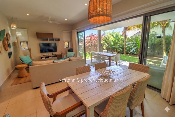 Appartement moderne de 3 chambres avec jardin et accès privé à la plage. 