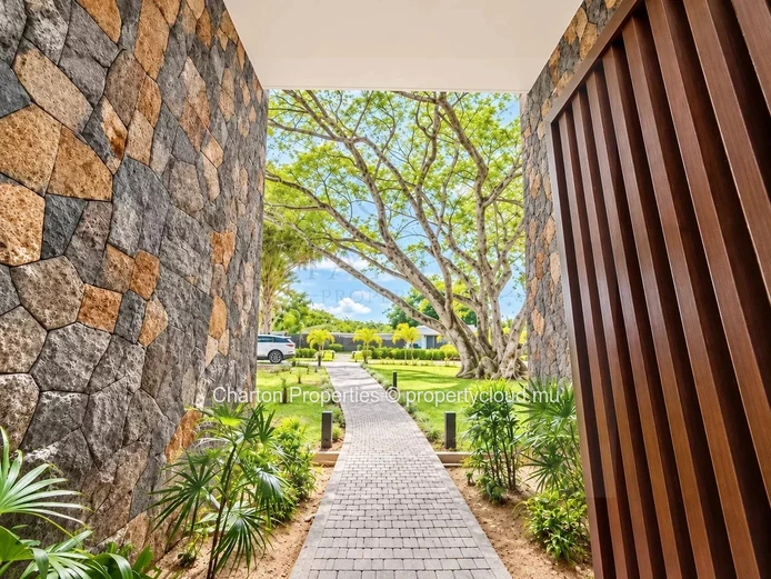 New 3-bedroom en suite apartment with mountain view