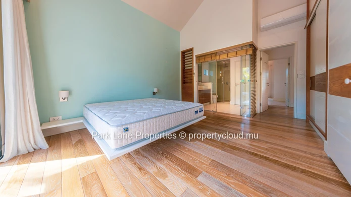 Townhouse de Prestige à La Marina avec Terrasse, Piscine et Amarrage privé de 11m
