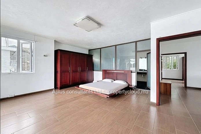 Maison meublée de 4 chambres à Rose Hill — Carrelages rétro, balcon et parking
