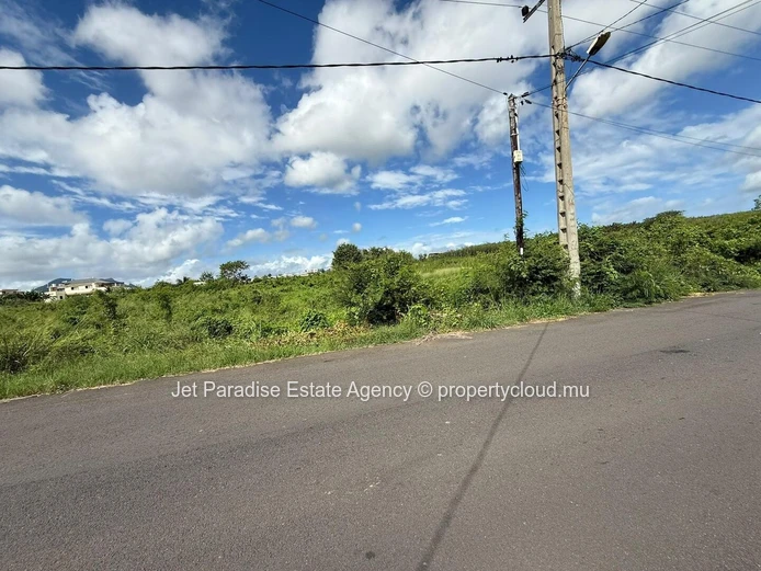 Terrain résidentiel à vendre à Flic en Flac, 35.897m², vue montagne, proche écoles, arrêt de bus et magasins. Prix : ...