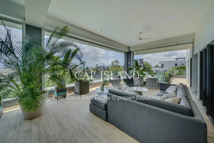 Exceptional penthouse with sea view in secure residence