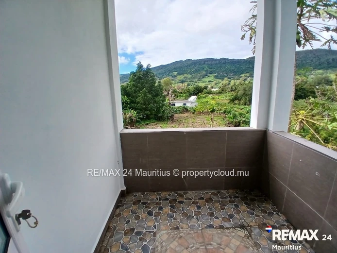 Spacious 5-Bedroom Family Home with Stunning Mountain Views