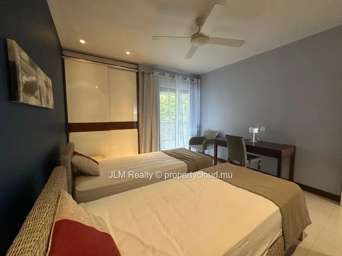 Appartement pieds dans l’eau à louer dans une résidence avec piscine commune et accès direct à une belle plage à Tama...