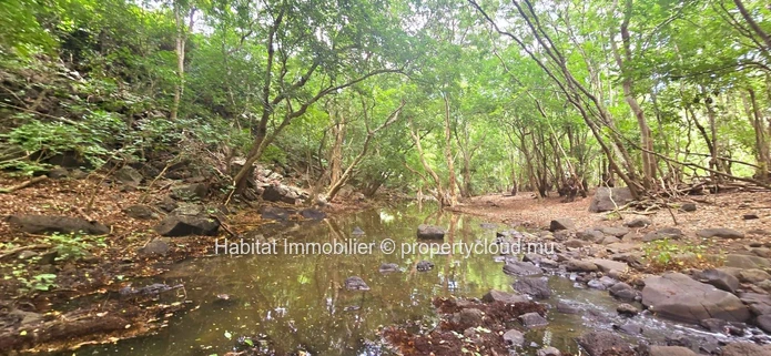 Superbe terrain résidentiel de 871 toises, situé en bordure de rivière dans un lotissement privé à Tamarin