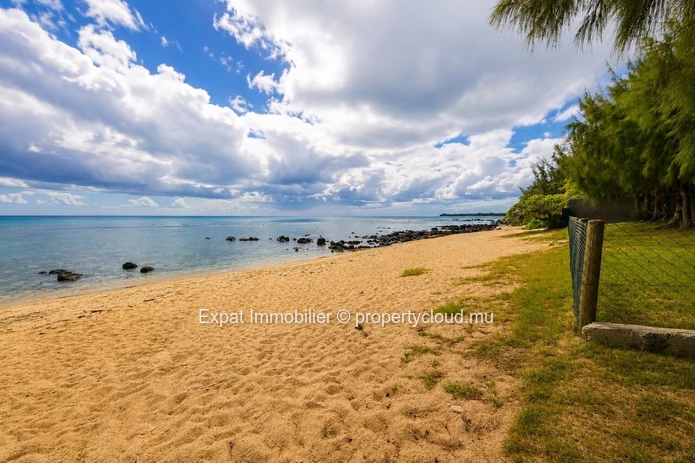 Maison non meublée 4 chambres avec accès direct à la plage – À louer à Tamarin